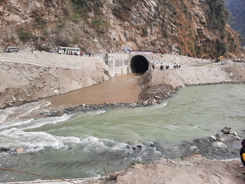 अरुण तेस्रोमा कार्यरत एक मजदुरको ढुङ्गा खसेर मृत्यु, दुईजना घाइते