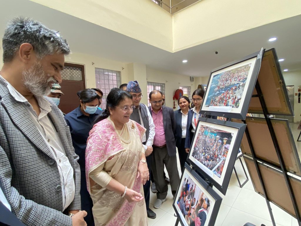 पूर्वराष्ट्रपति भण्डारीद्वारा तस्बिर प्रदर्शनी अवलोकन