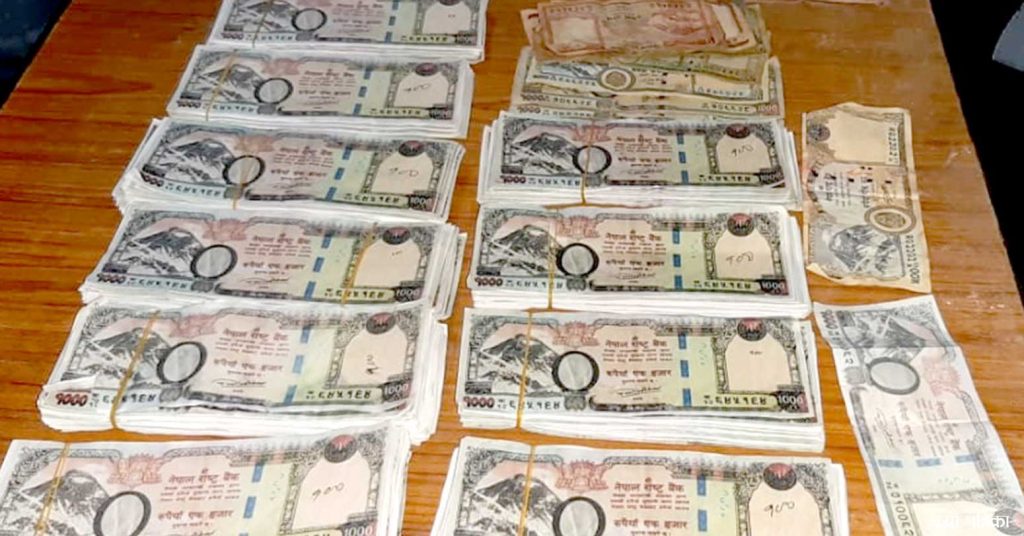 नक्कली नेपाली रुपैयाँ ४ लाख ८६ हजारसहित वीरगंजबाट दुई जना पक्राउ