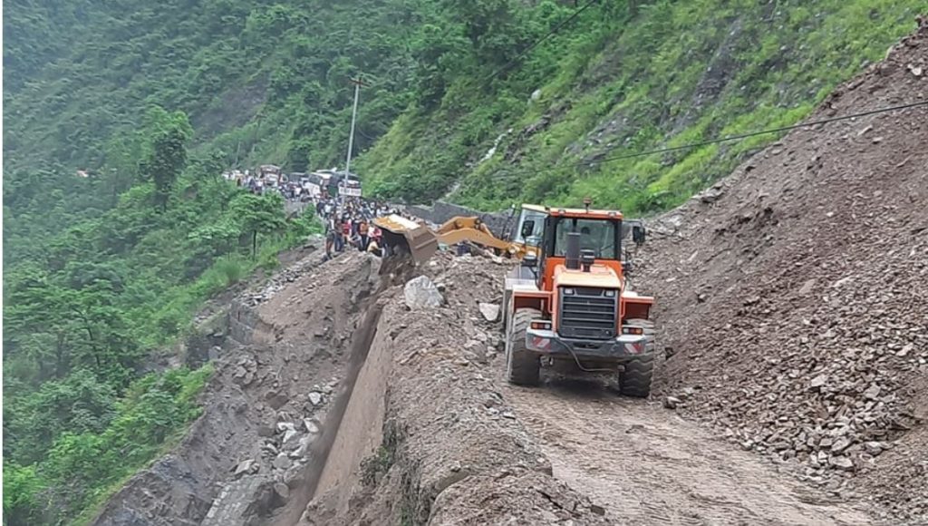 नारायणगढ-मुग्लिन सडक खण्डमा सुख्खा पहिरो जाँदा दुईतर्फी सडक अवरुद्ध
