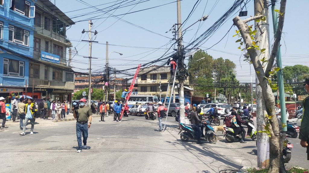 काठमाडाैं महानगरभित्रका अव्यवस्थित तार हटाइदैं