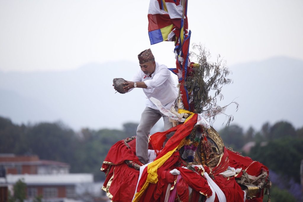 रातो मच्छिन्द्रनाथबाट खसालियो नरिवल (तस्वीरहरू)