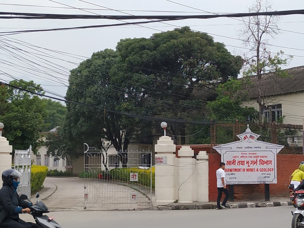 खानी तथा भूगर्भ विभागद्वारा चारसय बीस खानी उत्खननका लागि ‘लाइसेन्स’ प्रदान