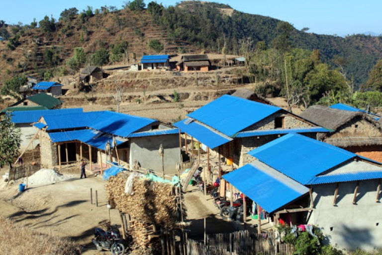 रोल्पाका तीन हजार बढी खरका छाना हटाएर जस्तापाता
