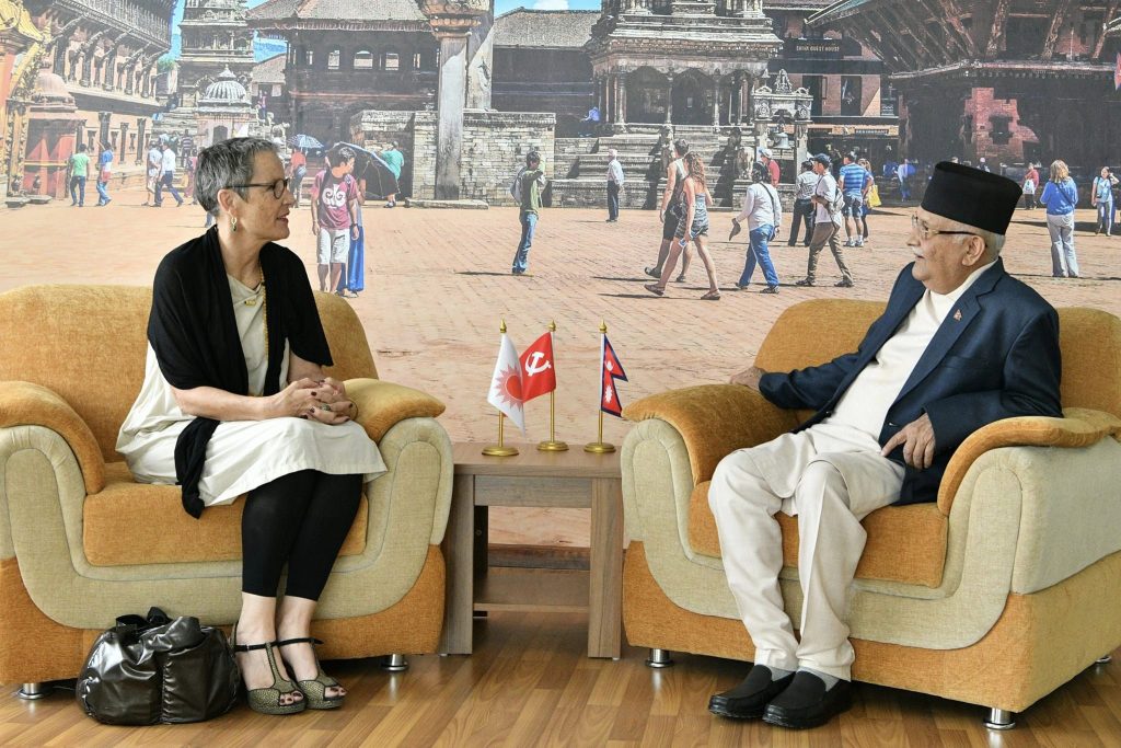अध्यक्ष ओलीसँग स्वीट्जरल्याण्डका राजदूत क्याप्लरद्वारा शिष्टाचार भेट