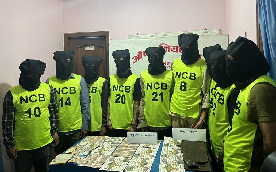 ठूलाे परिमाणमा अवैध लागूऔषध एलएसडी ड्रग भित्र्याउने गिरोह पक्राउ
