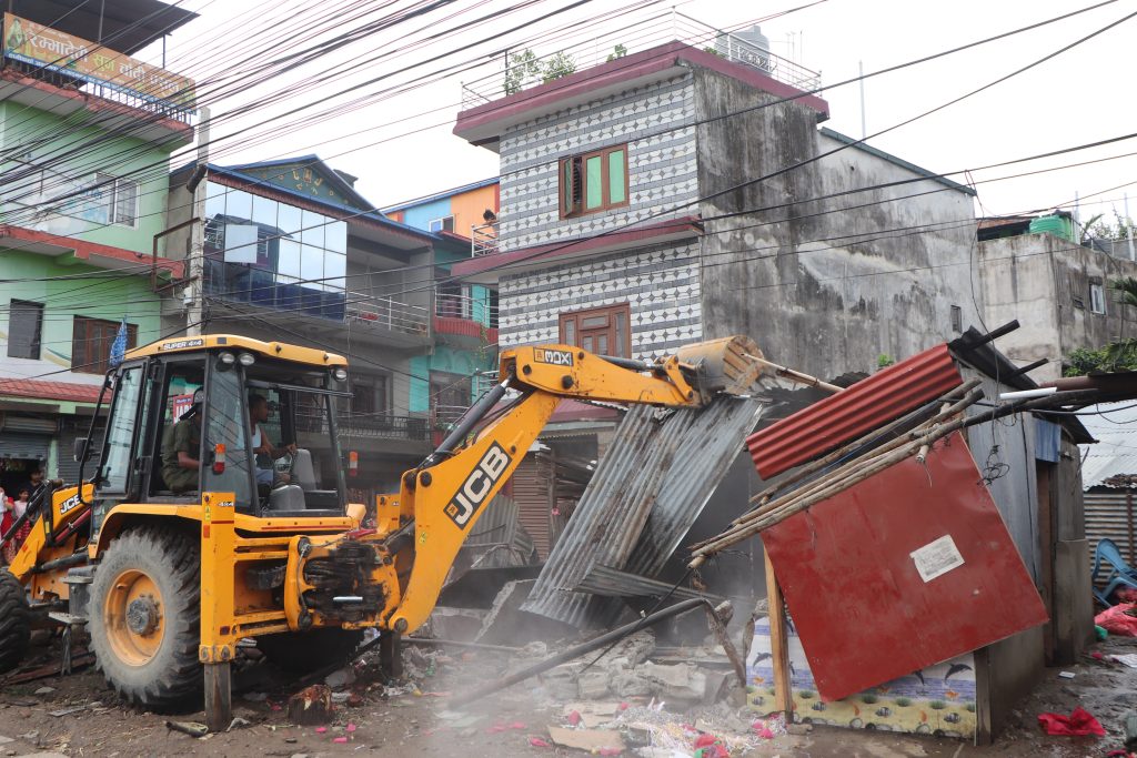 भरतपुर महानगरपालिकाले अतिक्रमित संरचना हटाए
