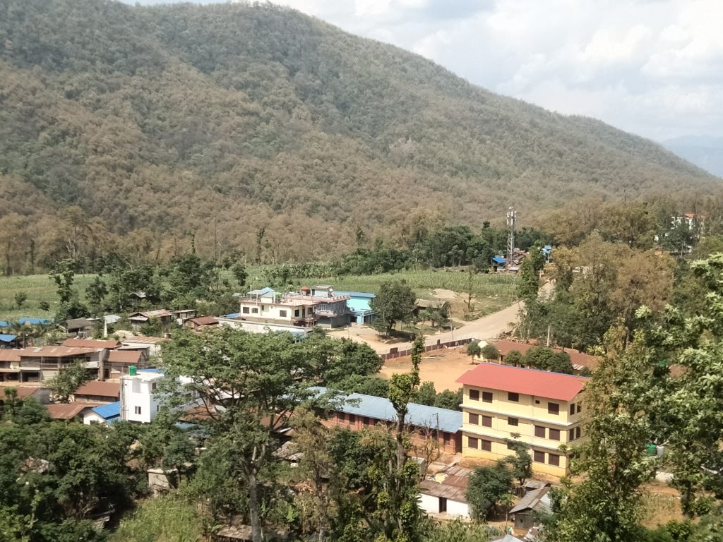 खानेपानीका लागि लहरा खोला धाउँदै नवलपरासी गैँडाकोटका ढोडेनीवासी