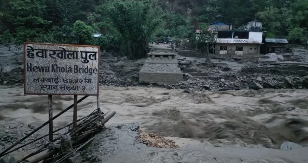 ताप्लेजुङमा बाढीले तीन घर बगायो, दोभान बजार जोखिममा