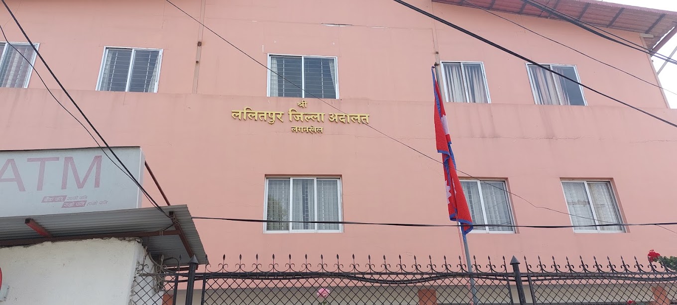 जिल्ला अदालत ललितपुरकी महिला कर्मचारीमाथि हातपात गरेकाे आराेपमा वकिल पक्राउ