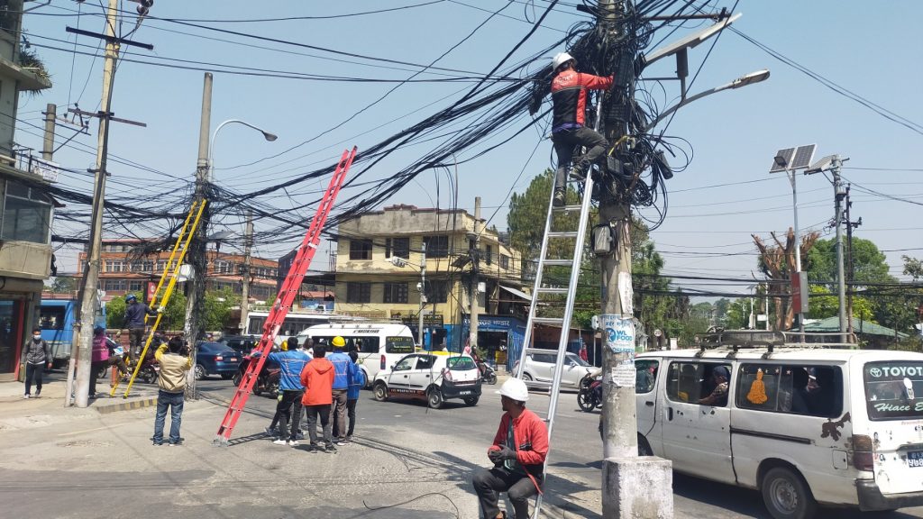 अव्यवस्थित तार धमाधम व्यवस्थापन गर्दै काठमाडौं महानगर