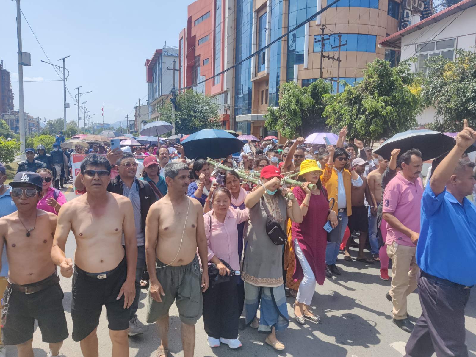 लाश बोक्ने घारो बाेकेर प्रदर्शनमा उत्रिए आन्दाेलनरत् सहकारी पिडितहरू