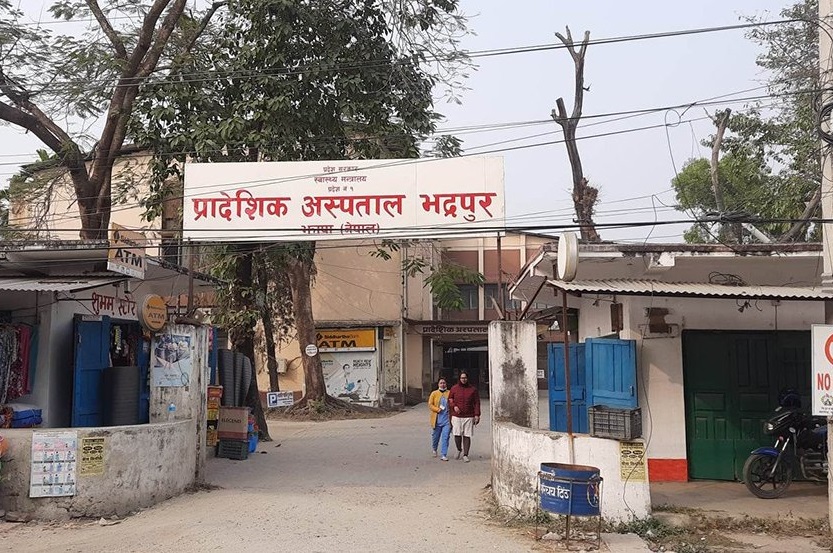 प्रादेशिक अस्पताल भद्रपुरको नवनिर्मित भवन हस्तान्तरणलगत्तै पानी चुहियो