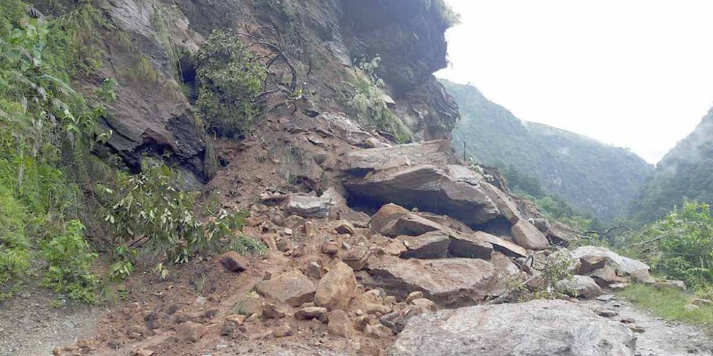 मध्यपहाडी राजमार्गकाे महभिरमा ढुङ्गा खस्दा सडक अवरुद्ध