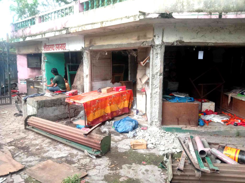 रत्नपार्कस्थित शहरी सेवाकेन्द्रमा रहेका व्यवसायीहरूकाे सटर महानगरपालिकाद्वारा बिना अनुमति भत्काइए