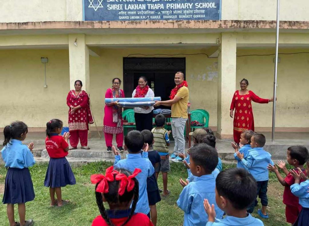 गोरखा सहिद लखन गाउँपालिकाका विपन्न बालबालिकालाई पोशाक वितरण