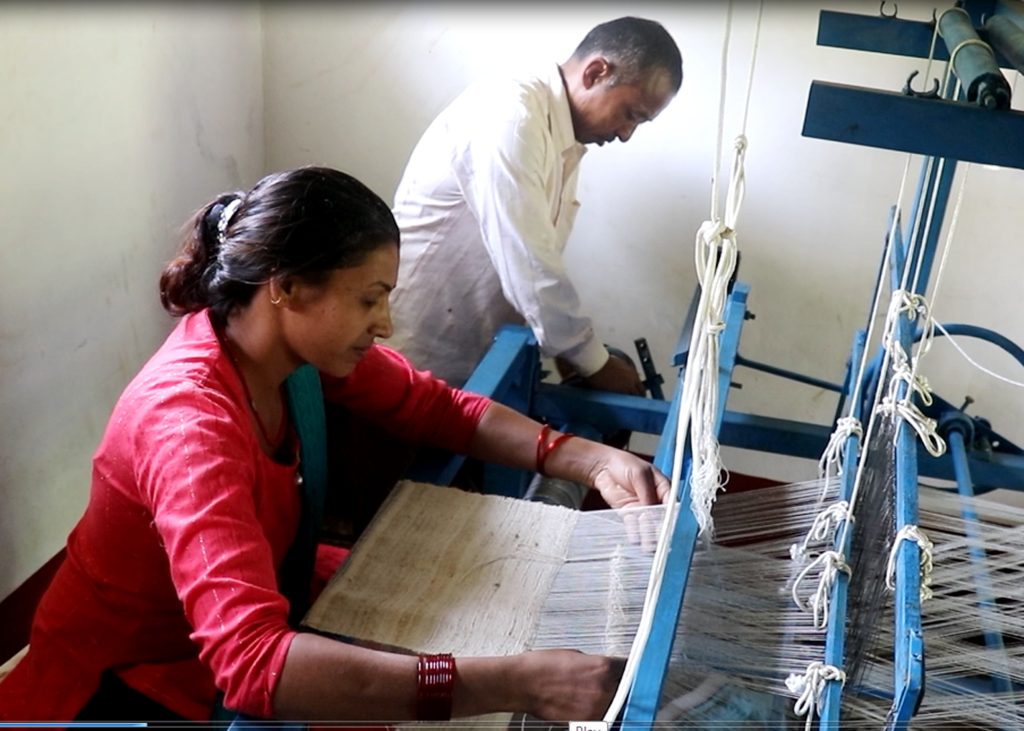 केराकाे थामबाट हस्तकलाका सामग्री निर्माण