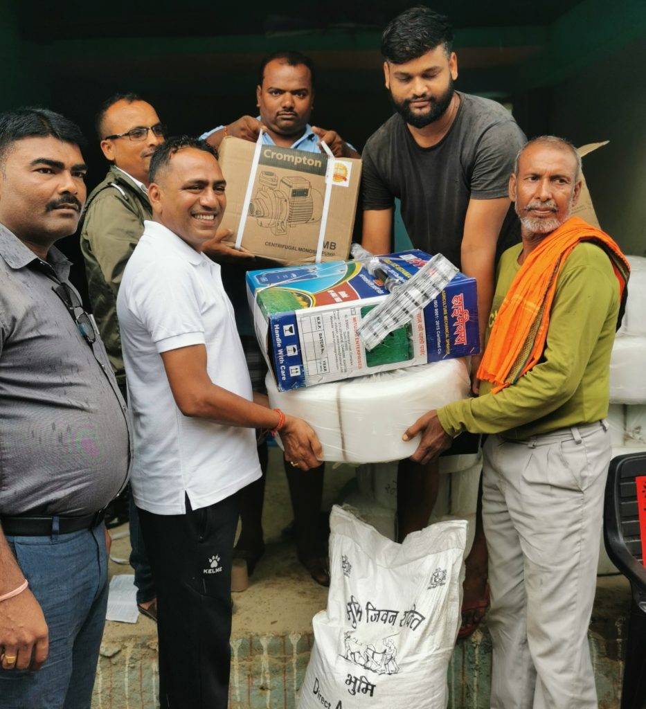 महोत्तरीका किसानलाई कृषि सामग्री वितरण