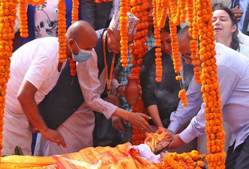 सीता दाहालको पशुपति आर्यघाटमा हिन्दु संस्कार अनुसार अन्तिम बिदाइ, प्रधानमन्त्री प्रचण्ड र दुई छोरीले दिए दागबत्ती