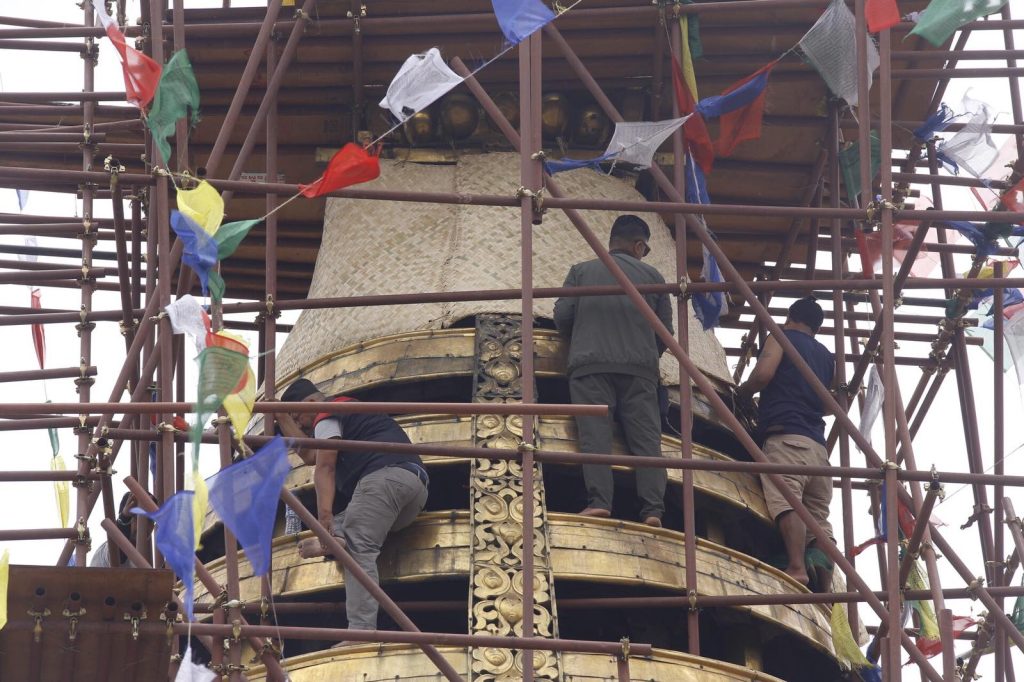 स्वयम्भू महाचैत्यको गजुर मान्द्रोले छोपियो
