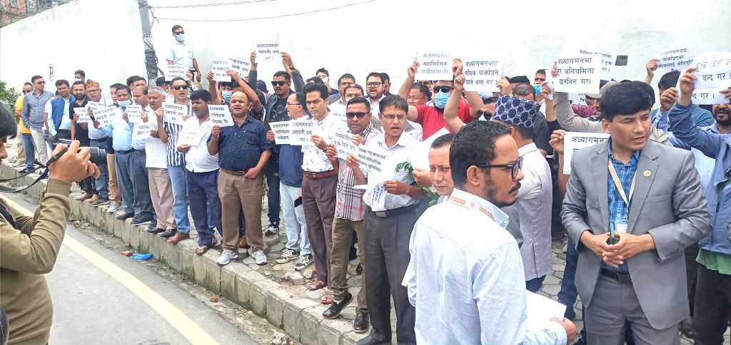 वैदेशिक राेजगार व्यवसायीद्वारा श्रमिकलाई फर्काइएको विरोधमा अध्यागमन विभाग घेराउ