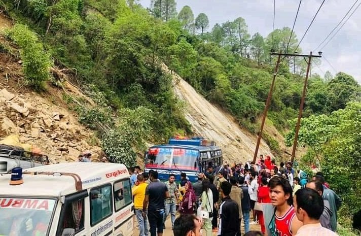 सल्यानमा गुडिरहेको बसमा करेन्ट लाग्दा बाबु छोराको मृत्यु, बस धनी गम्भिर घाइते