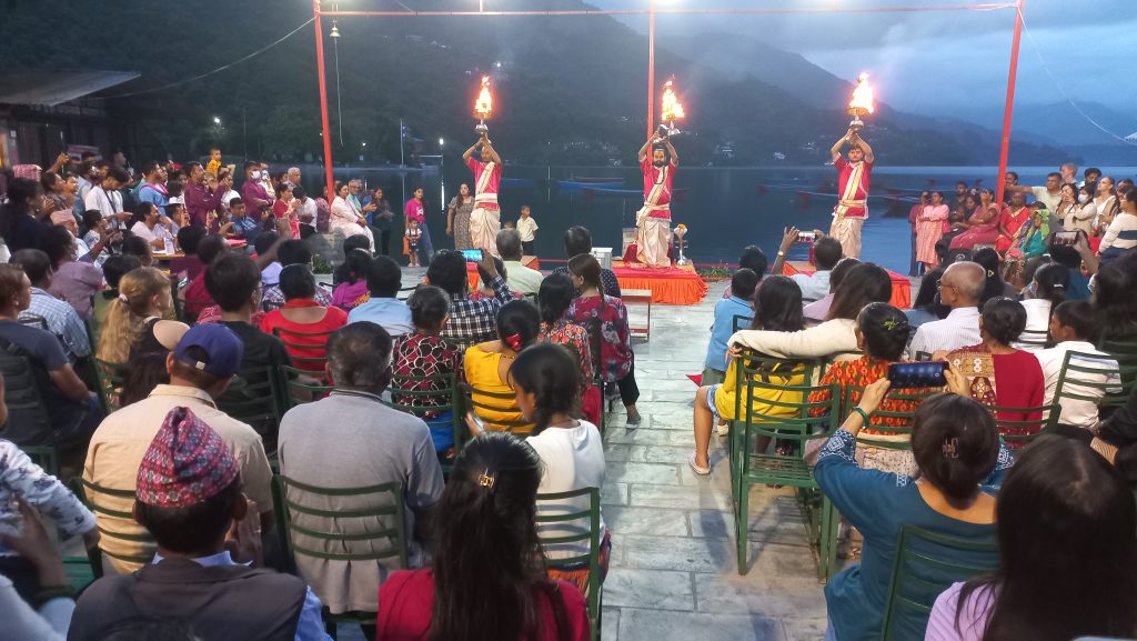 पाेखरा घुम्न आउने पर्यटकको आकर्षण बन्दै तालबाराही सन्ध्या आरती