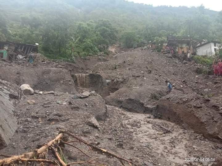 बैतडीमा पहिराेले घर पुरिएर आमाछोराको मृत्यु, तीनजना घाइते