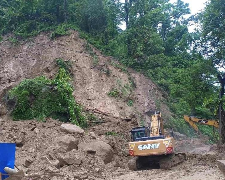सिद्धबाबा सुरुङमार्गमा पहिराे खस्दा सिद्धार्थ राजमार्ग अवरुद्ध