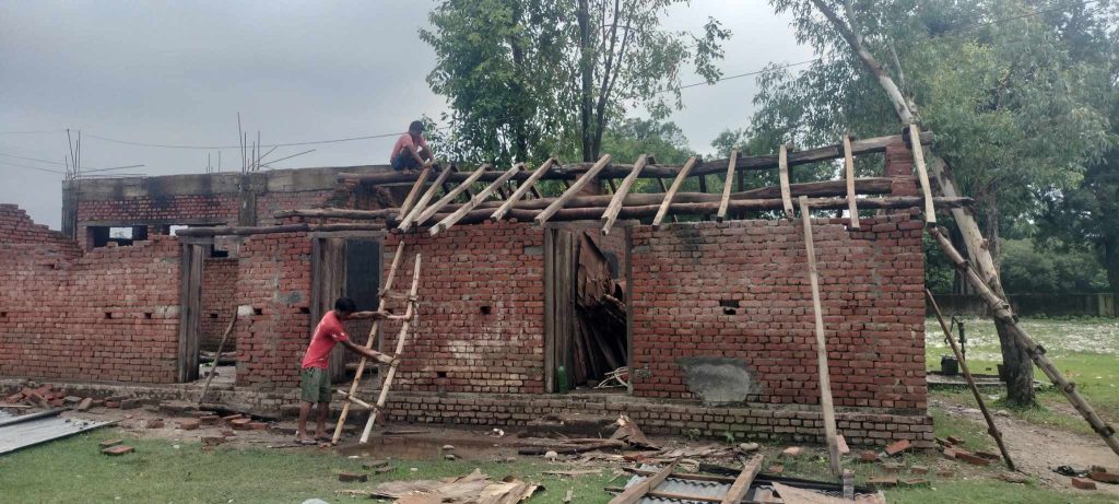 कञ्चनपुरकाे शान्ति आधारभूत विद्यालयमा कक्षाकोठा पानीले जलमग्न भएपछि पढाइमा समस्या