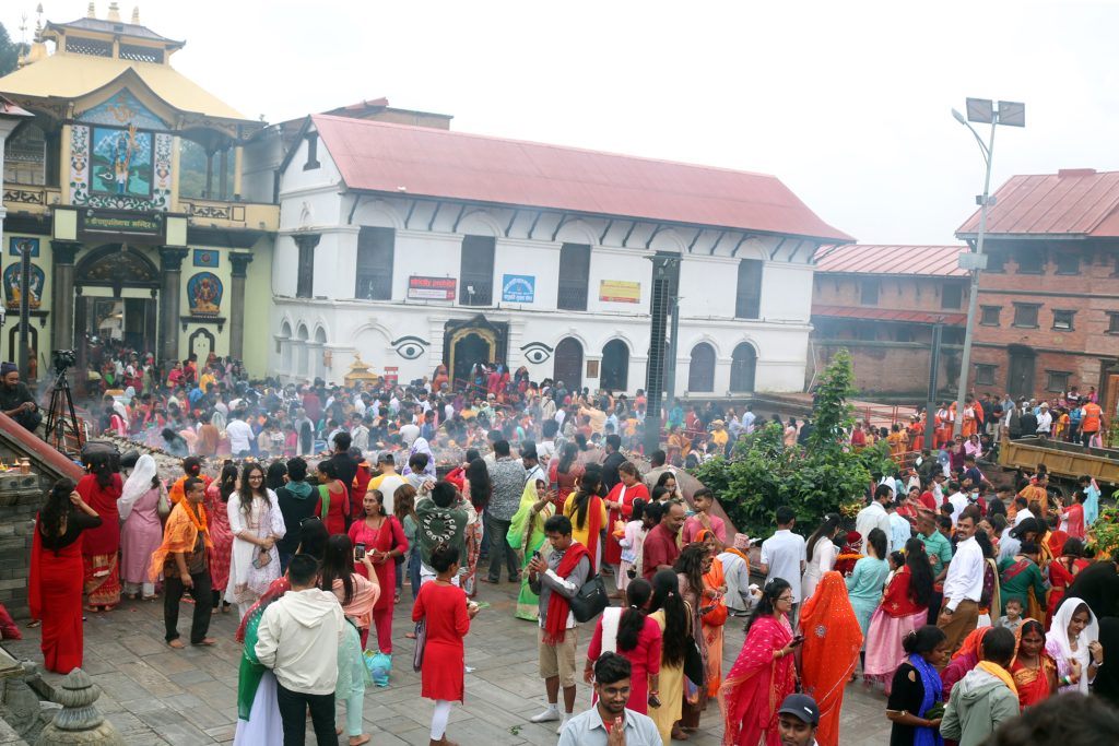 पशुपतिलगाएत देशभरका शिवालयहरुमा श्रद्धालुहरु भक्तजनहरूकाे भीड (तस्बिरहरू )