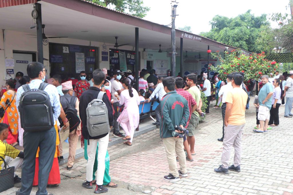 आँखा पाक्ने सङ्क्रमण फैलिएपछि भरतपुर आँखा अस्पतालमा बिरामीको भीड