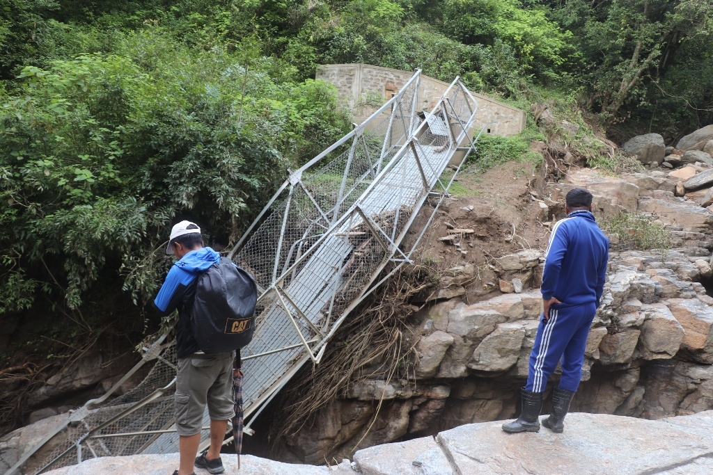 बाढीले पुल बगाएपछि टेम्केमैयुङ गाउँपालिकाका स्थानीयकाे जनजीवन कष्टकर