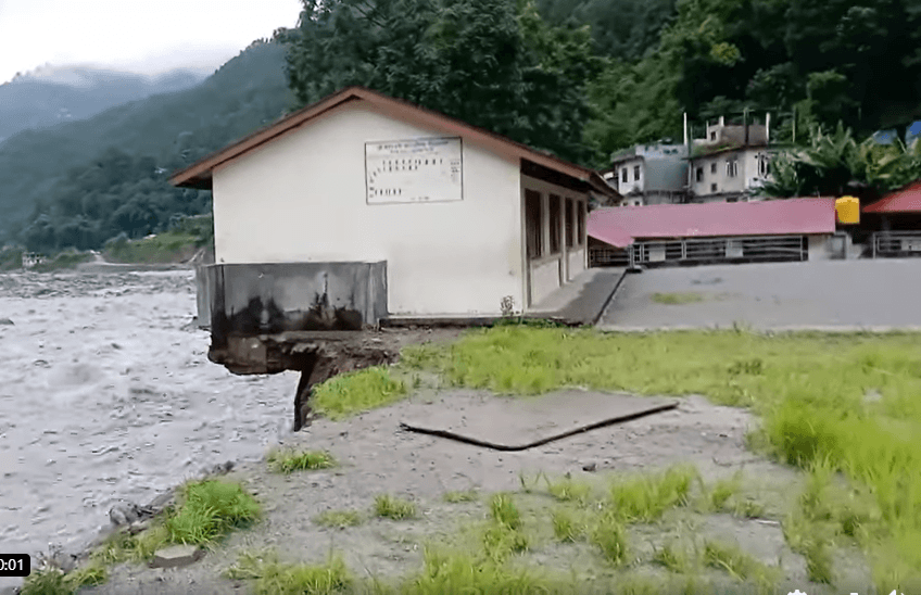 बाढीले सिन्धुपाल्चोकको सरस्वती माध्यमिक विद्यालयको भवन बगायाे, जनजीवन प्रभावित