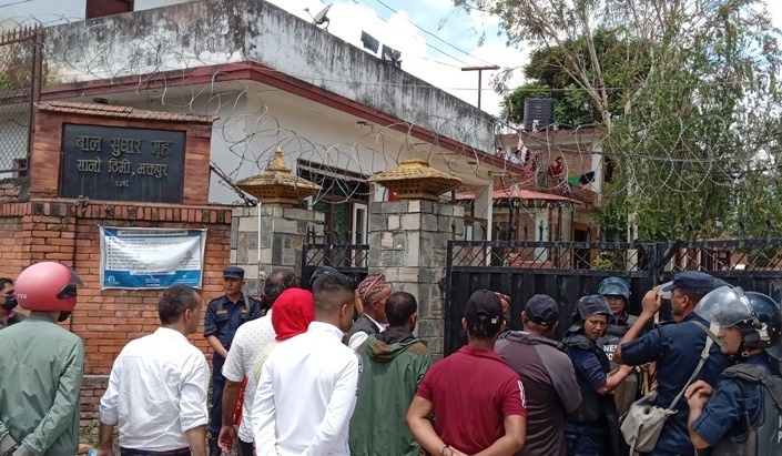 भक्तपुरकाे बाल सुधारगृह तोडफोड गरेर भागे करिब २ सय कैदीबन्दी