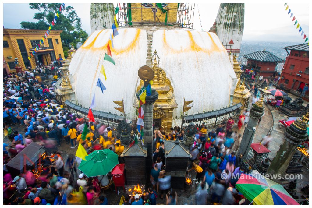 गुंला महिनाभरि बाजागाजा र स्तोत्र पाठले गुञ्जायमान बन्दै स्वयम्भू महाचैत्य (सात तस्बिर)