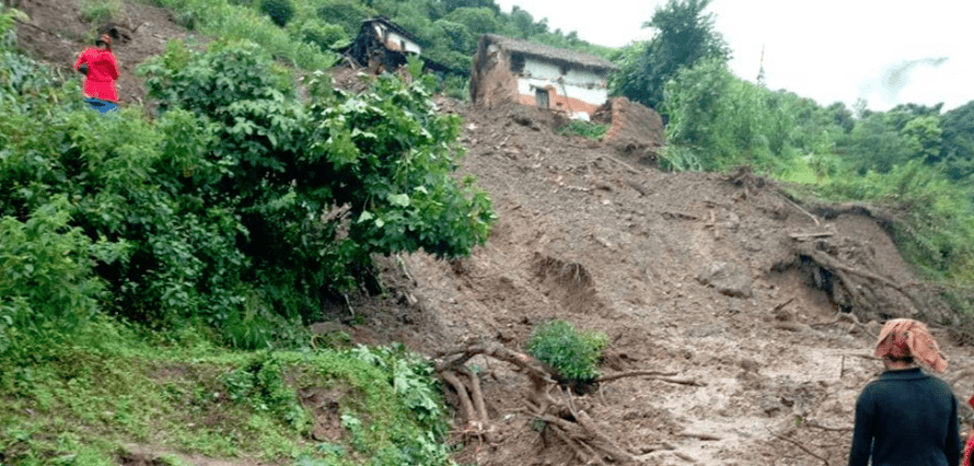 बागलुङमा पहिरोले दुई घर भत्कियाे, दर्जन बढी जोखिममा