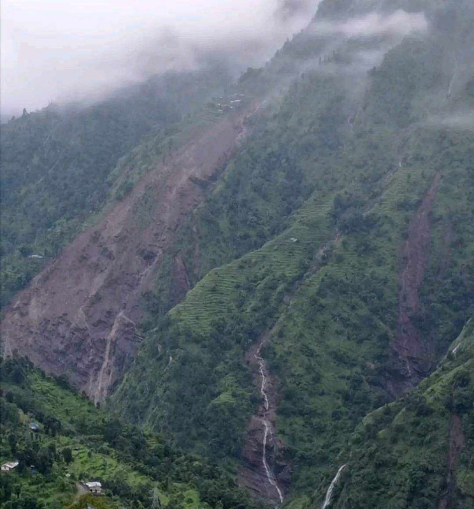 दोलखा पहिरो : १५ महिनाकाे बालकको मृत्यु, तीन जना बेपत्ता