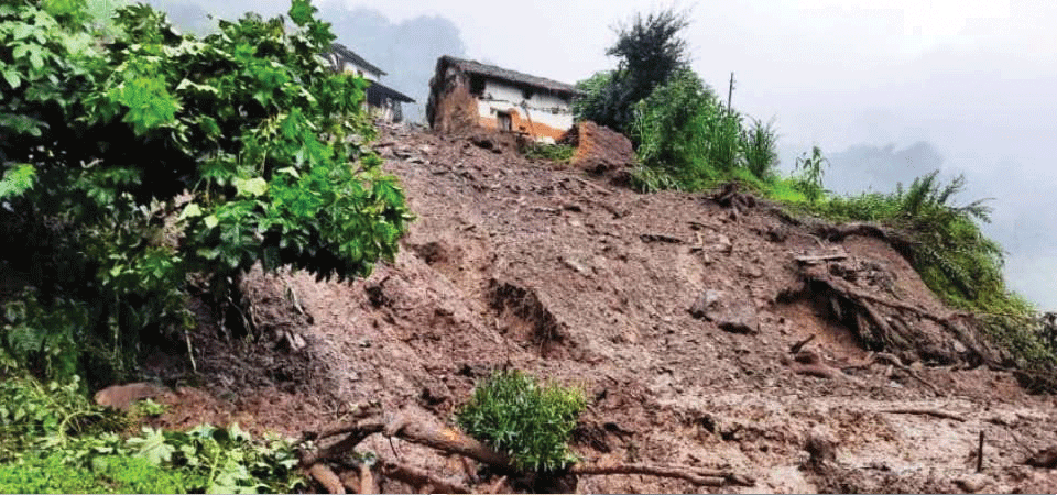 पर्वतमा पहिरोले घर पुरिँदा दम्पत्ति बेपत्ता, एकको उद्धार