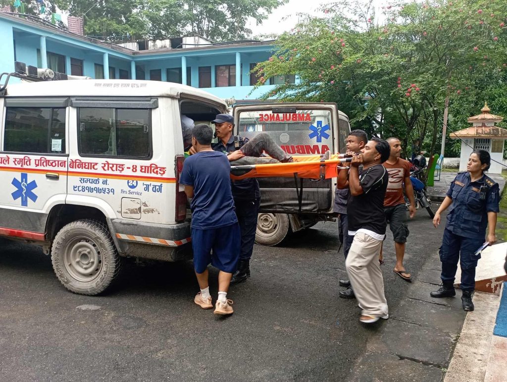 धादिङमा बस दुर्घटना हुँदा २६ घाइते, तीन जनाको अवस्था गम्भीर