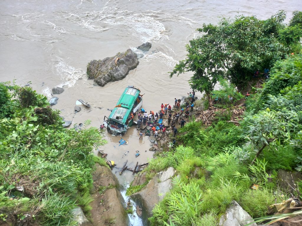 त्रिशूली नदीमा बस खस्दा ८ जनाको मृत्यु