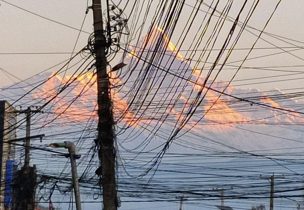 गुजुमुजु तारको चेपबाट हिउँचुचुरा चिहाउनुपर्दा