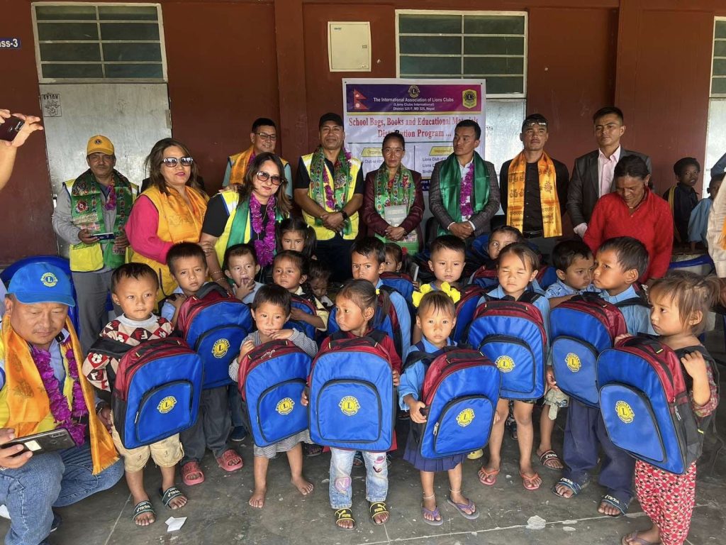 लायन्स क्लव अफ काठमाडाैं फेलाेसिपद्वारा भिमसेन आधारभूत विद्यालय सिन्धुपाल्चोकमा शैक्षिक सामग्री सहयाेग