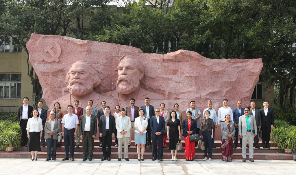 चीन भ्रमणमा एमाले महासचिवसहितकाे टोली, विचार आदनप्रदानमा सहभागी 