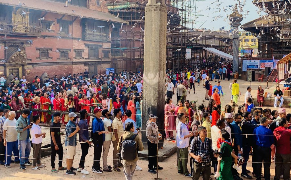 पाटनको कृष्ण मन्दिरमा भक्तजनको भिड