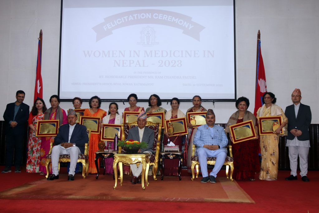 राष्ट्रपतिद्वारा पाँच चिकित्सकलाई ‘वुमन इन मेडिसिन इन नेपाल २०२३ अवार्ड’