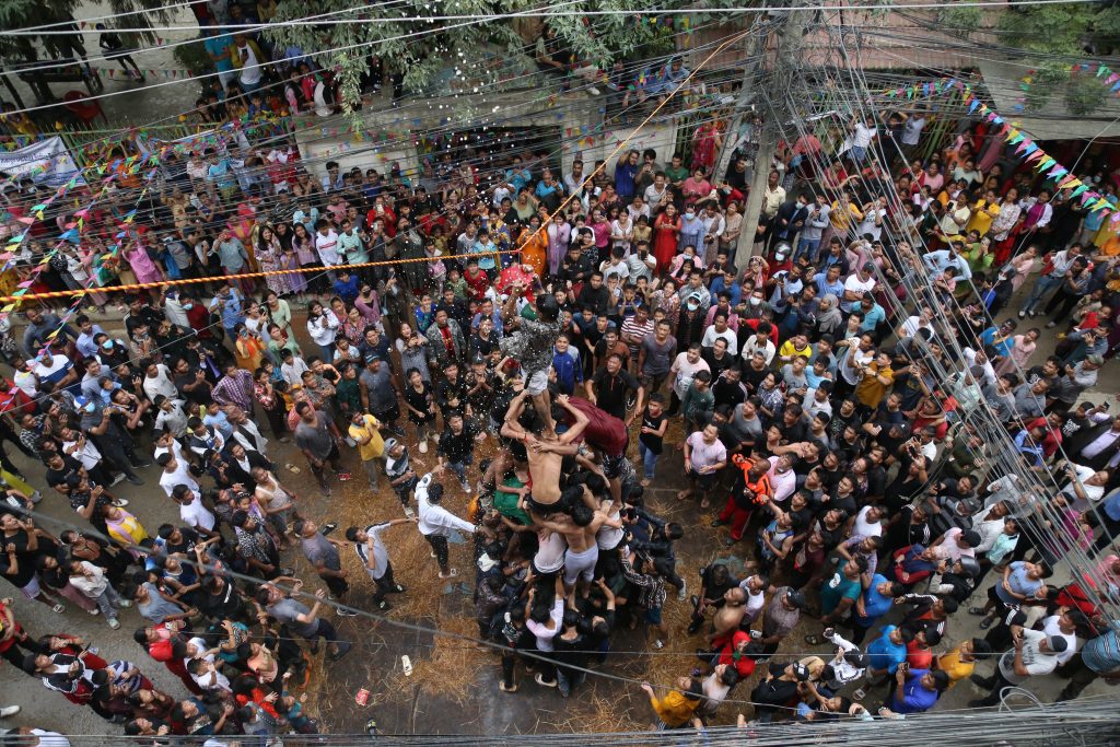 कृष्ण जन्माष्टमीमा काठमाडौँको सामाखुशीमा ‘मड्का फुटाउने’ प्रतियोगिता