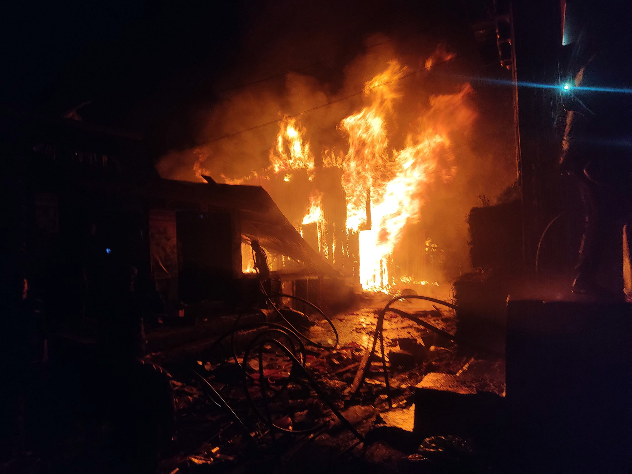 मुगुकाे गमगढी बजारमा आगलागी हुँदा आठ घर जलेर नष्ट