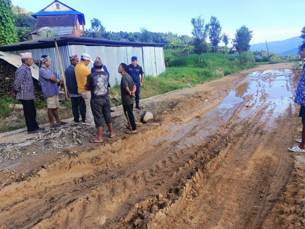 भोजपुरमा कालोपत्र भएको तीन महिनामै भत्कियो सडक