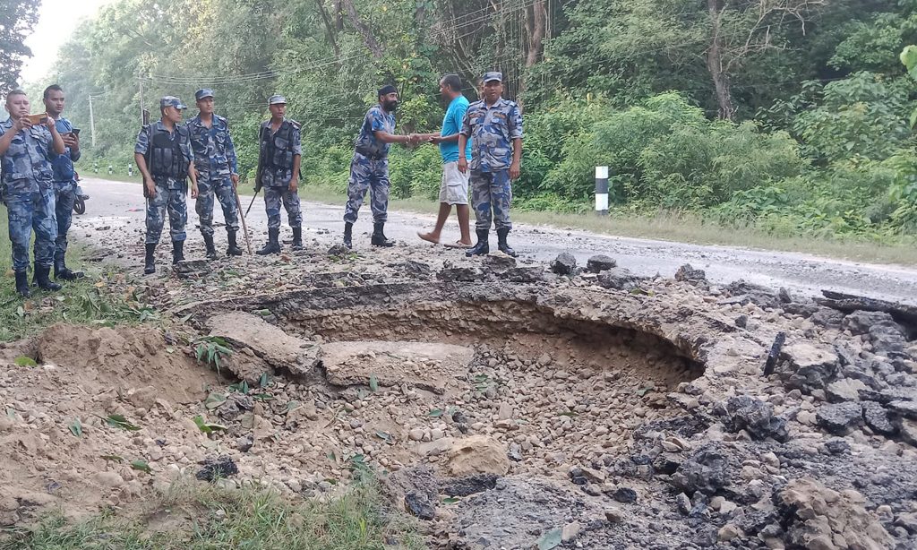बाँकेकाे पूर्व–पश्चिम राजमार्गकाे सडकमै पड्क्याे बम, बमले सडकमा भ्वाङ